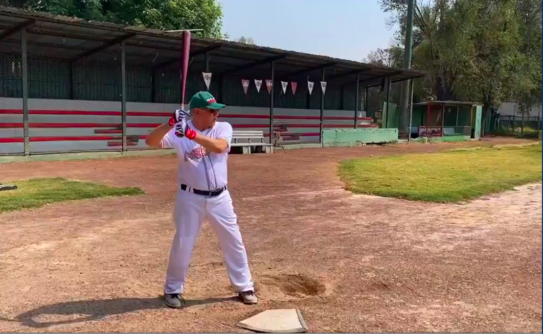 AMLO presume 'escapada' para jugar beisbol