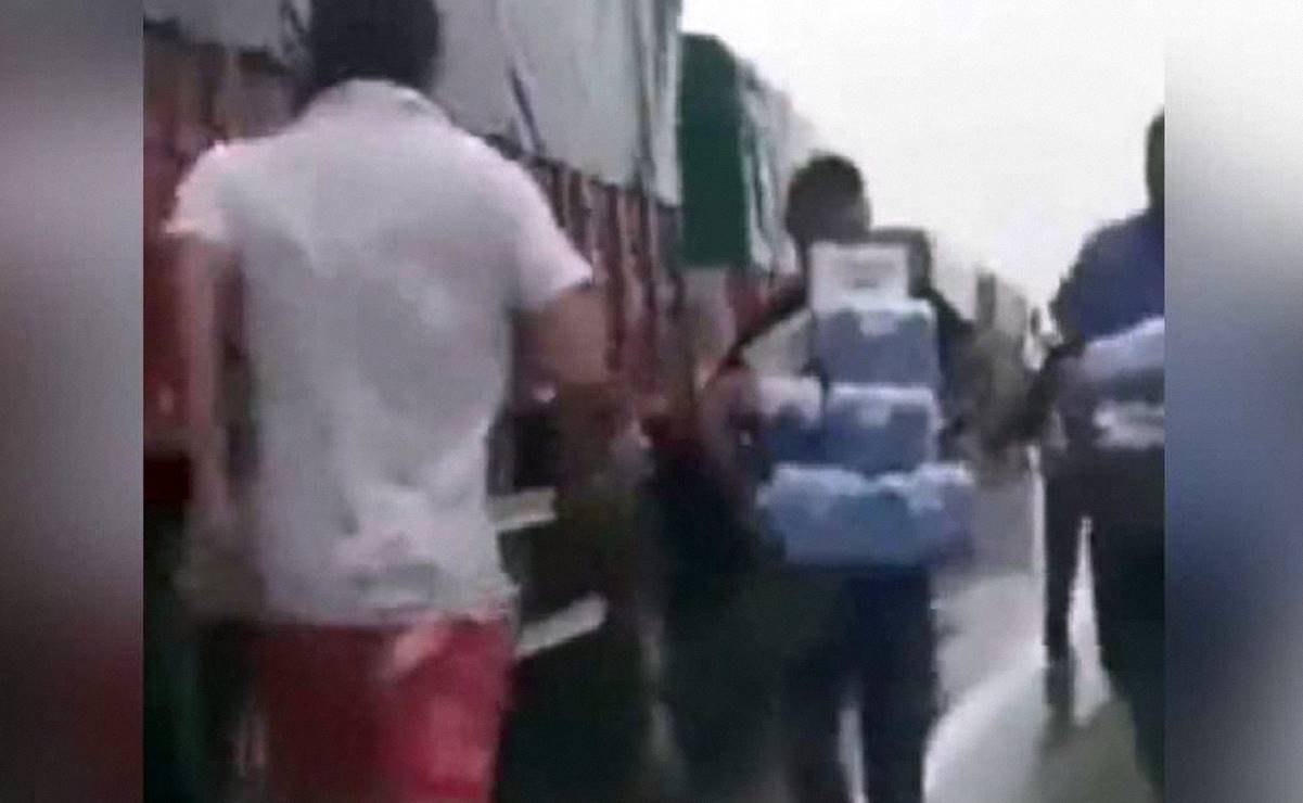 Vuelca camión de cerveza en Argentina y lo saquean en minutos