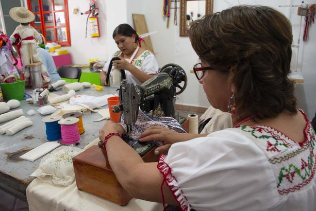 Con muñecas buscan rescatar la tradición en El Pueblito