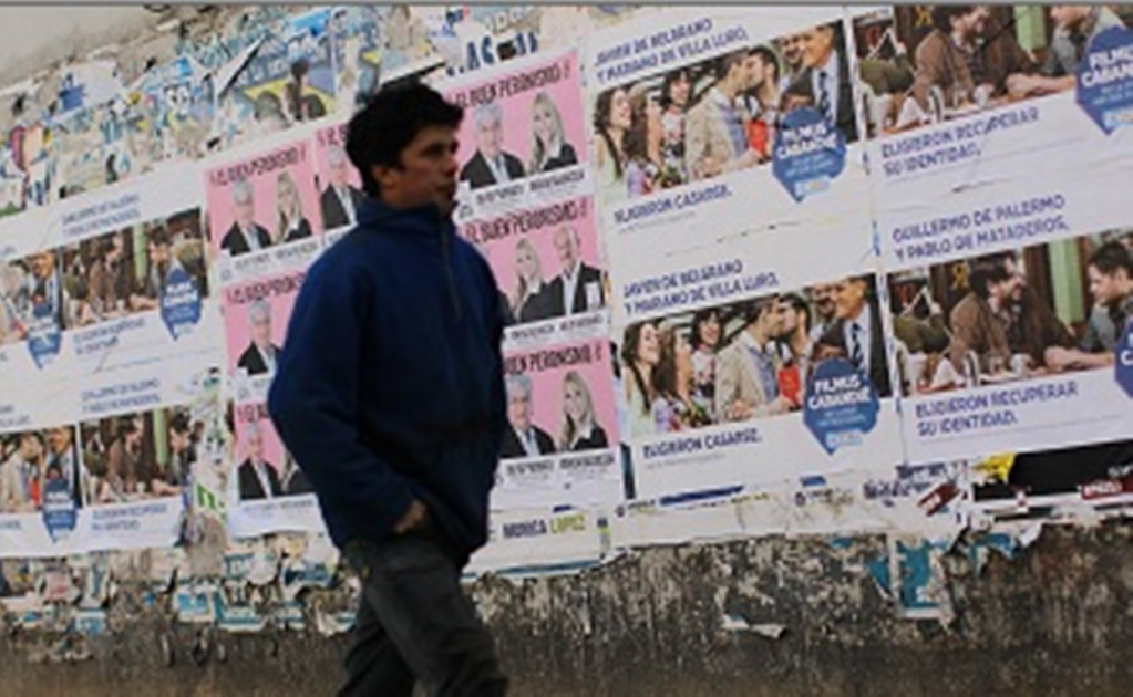 Candidatos argentinos luchan para pegar propaganda 