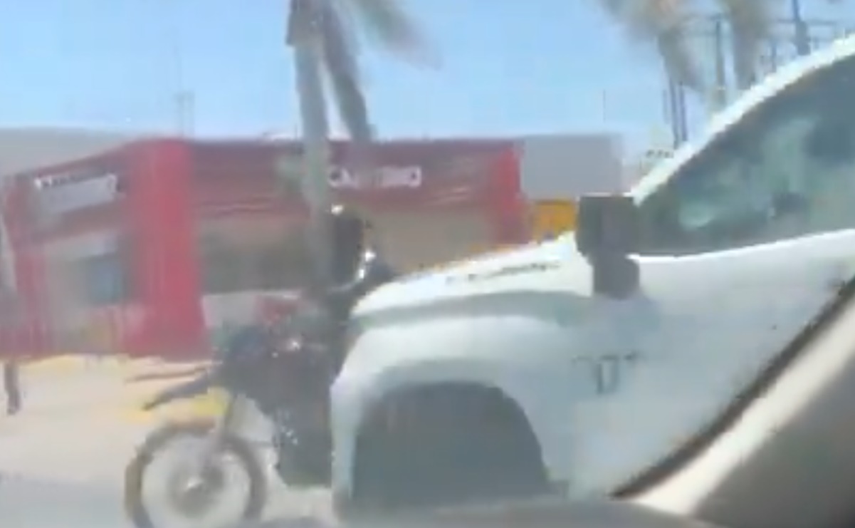 VIDEO: Patrulla de la Guardia Nacional se impacta con motociclista en Sinaloa