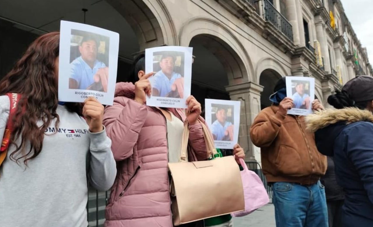 Patrona y familiares de trabajadores de una bodega de pollo "levantados" protestan frente a Palacio de Gobierno de Toluca