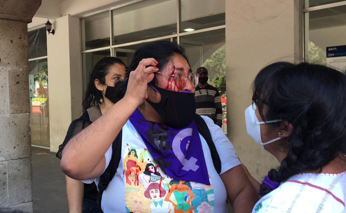 Golpean a manifestante contra Salgado Macedonio durante visita de AMLO a Guerrero