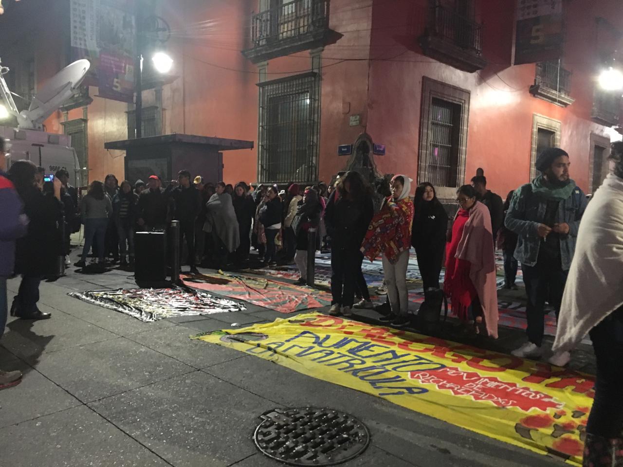 Jóvenes excluidos de universidades protestan frente a Palacio Nacional