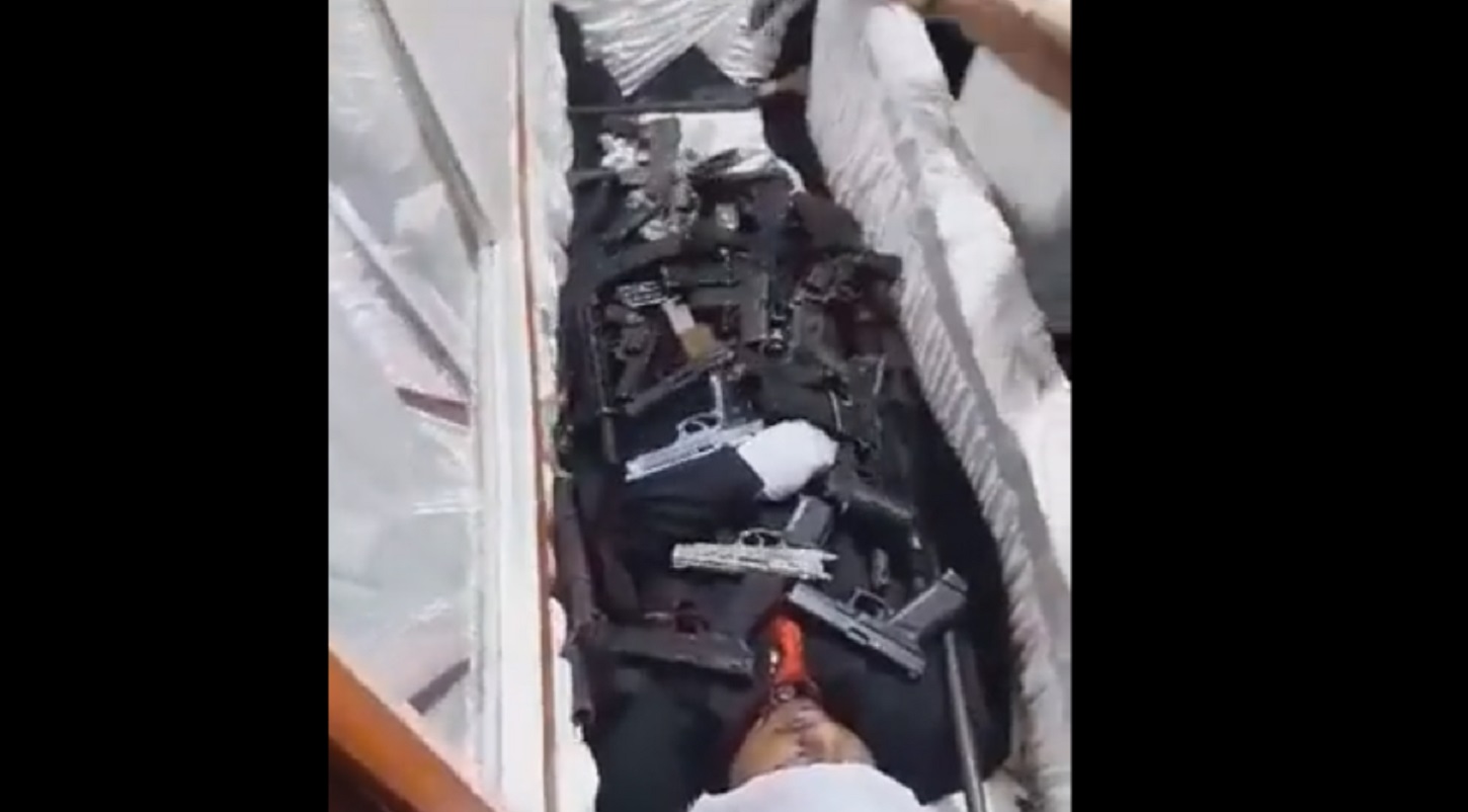 VIDEO: Armado para el otro mundo; dolientes colocan armas y fusiles en velorio de líder criminal en Ecuador