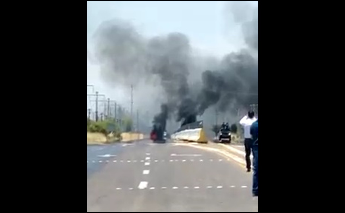 Reportan bloqueos y vehículos incendiados en carretera federal de Zacatecas; hallan restos humanos