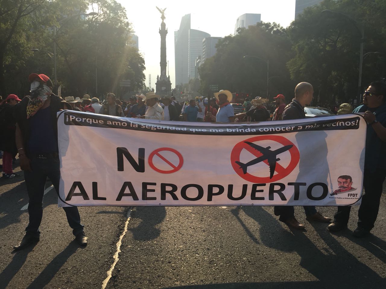 Ejidatarios de Atenco marchan sobre Reforma en oposición al NAIM