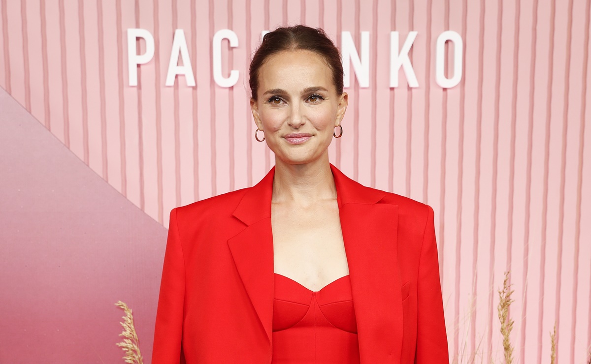 Natalie Portman se luce con minivestido rojo en premiere de ‘Pachinko’ 