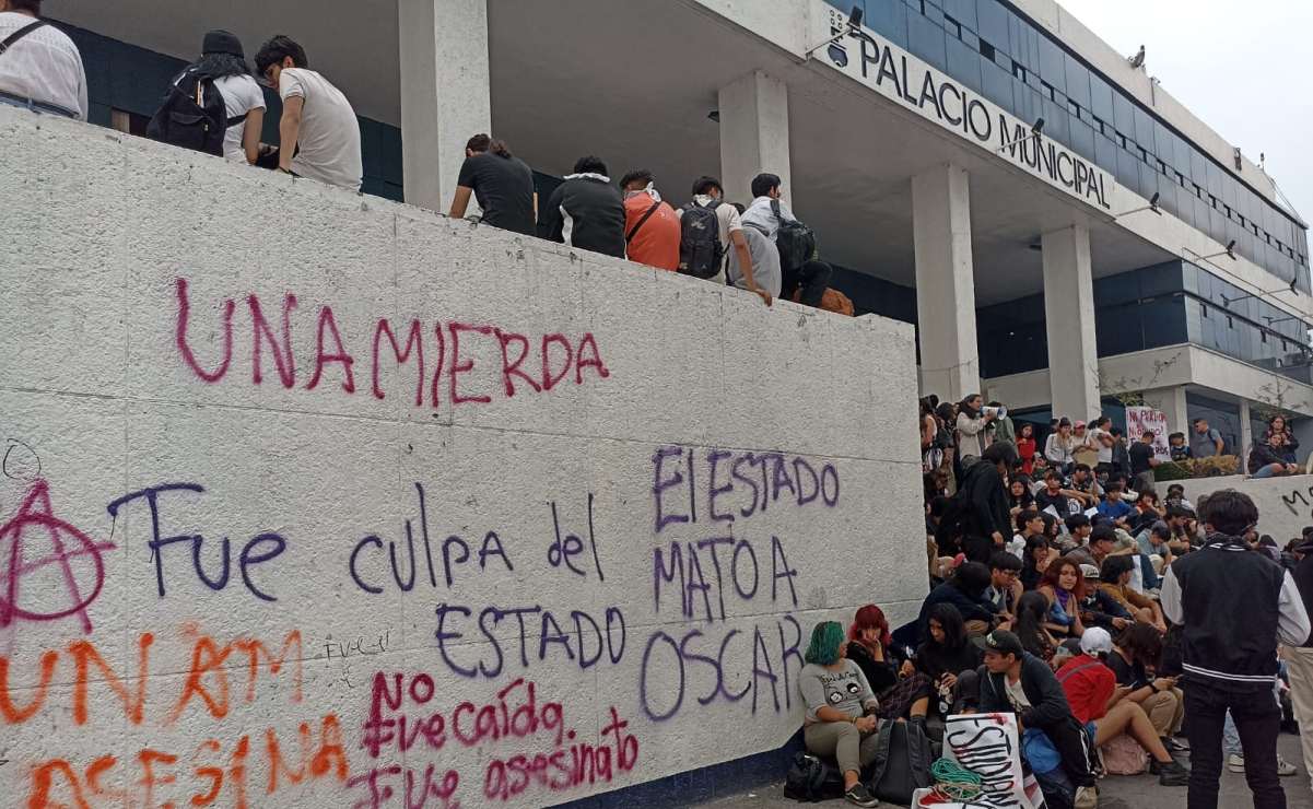 “No fue caída, fue asesinato”: Estudiantes protestan frente palacio municipal de Naucalpan; exigen justicia tras ataque porril