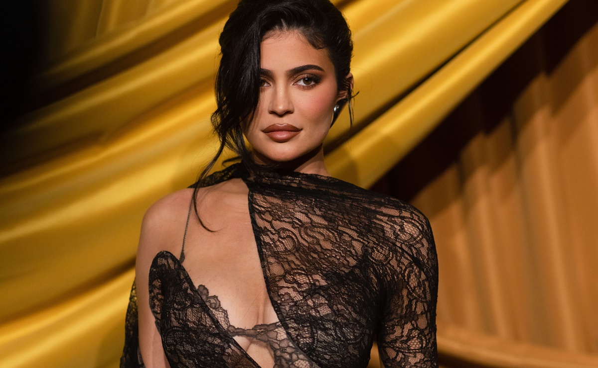 Kylie Jenner remarca sus curvas con lujoso vestido traslúcido en campaña publicitaria