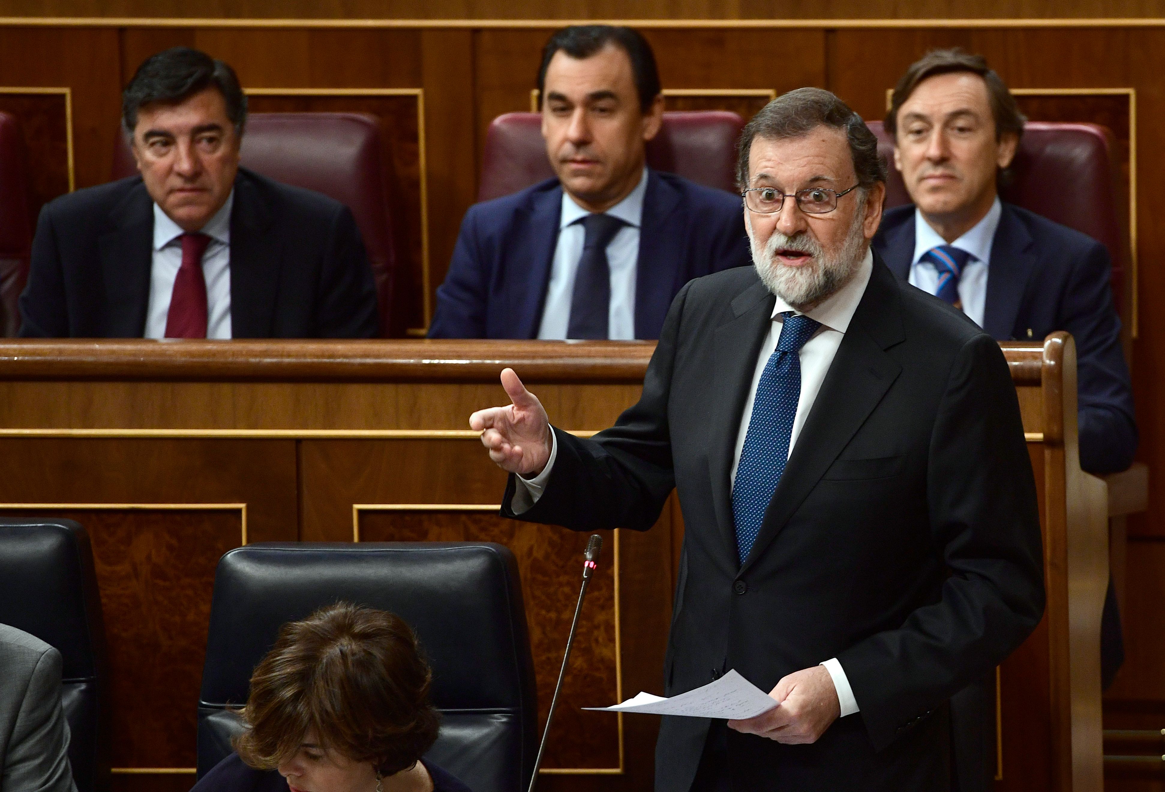 Intervenir autonomía de Cataluña es "la única respuesta posible": Rajoy