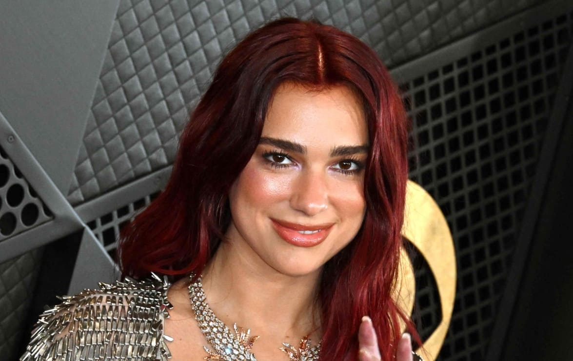 Dua Lipa, su look más rompedor con escote profundo y lentejuelas en los Grammy 2024