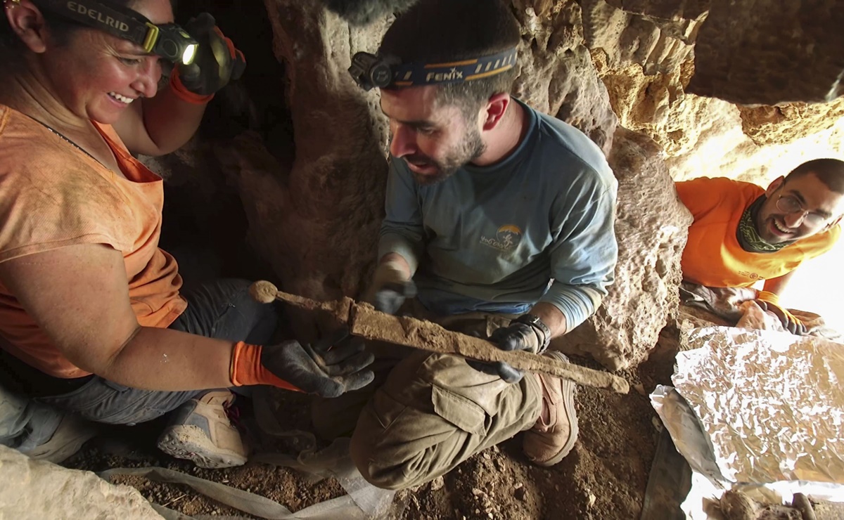 Hallan cuatro espadas de la época romana bien conservadas en una cueva del Mar Muerto