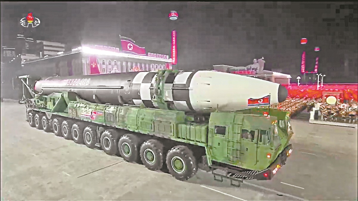 Norcorea presenta misil gigante
