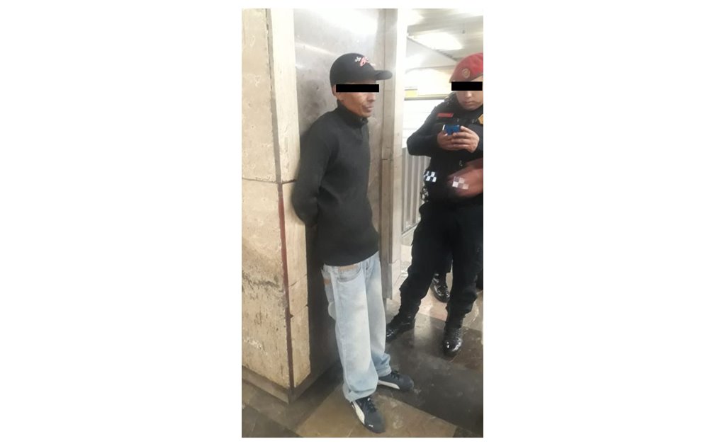 Policías evitan que hombre se arroje a las vías en Metro Zapata