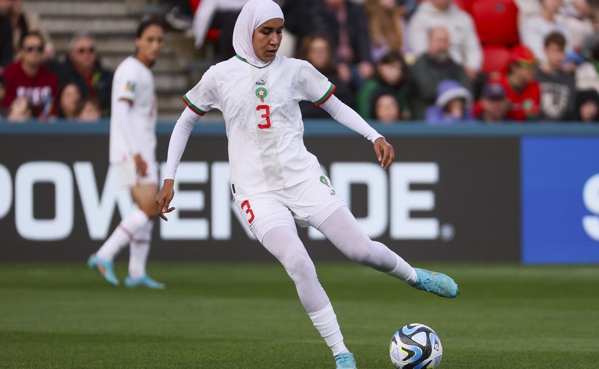 Nouhaila Benzina, la primera mujer en la historia en usar el hiyab en una Copa del Mundo