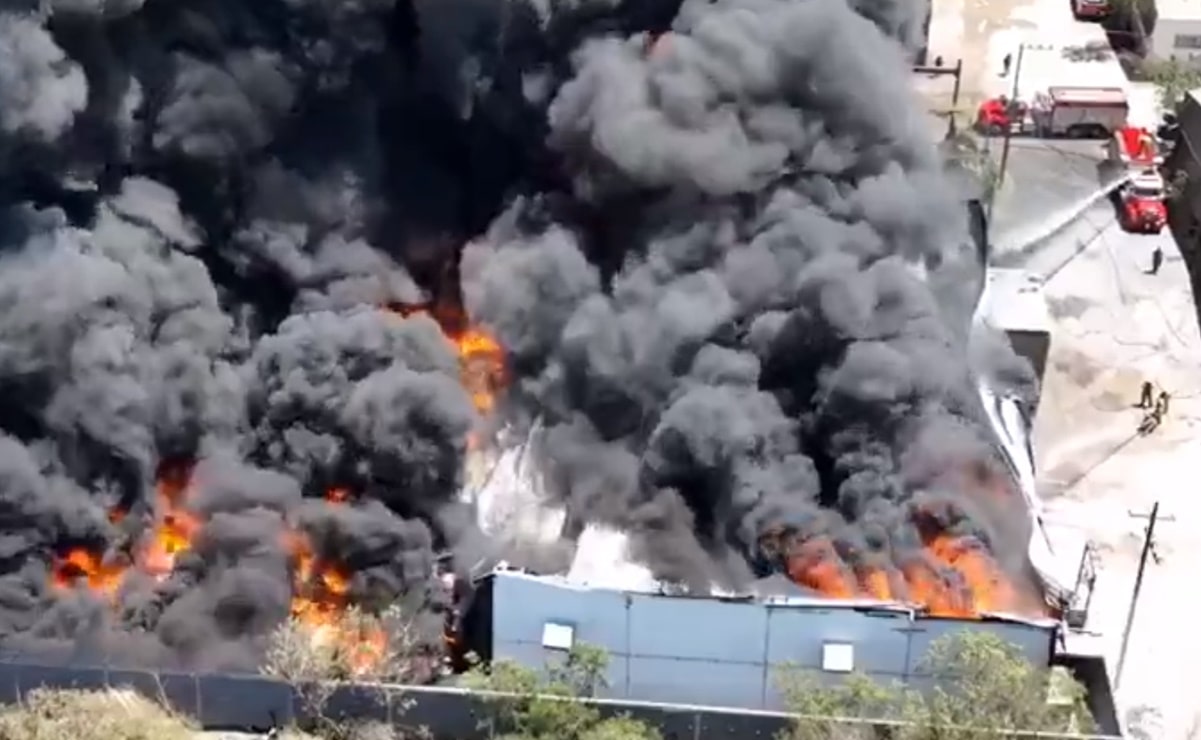 Desalojan a 250 personas por incendio en bodega de Apodaca, Nuevo León