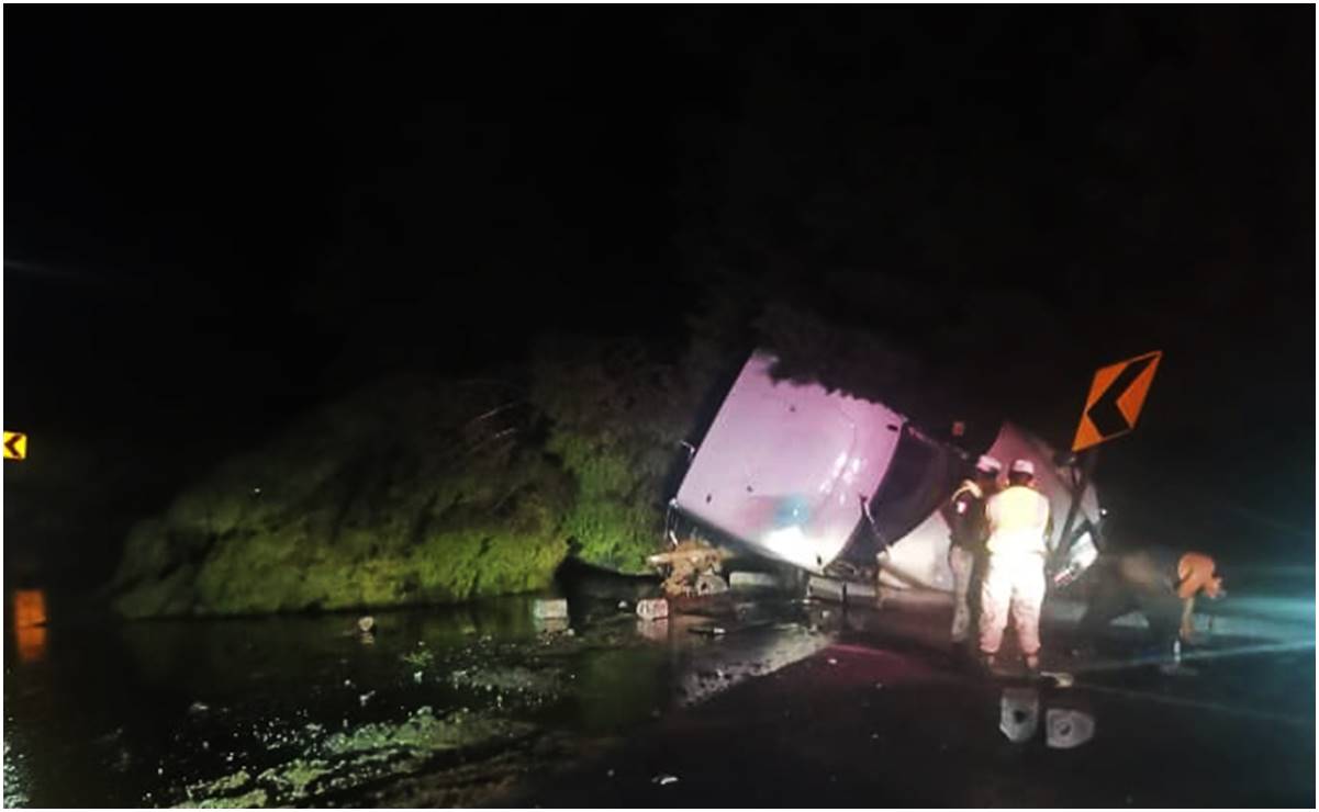 Cerrada la autopista México-Cuernavaca por volcadura de tráiler a la altura de La Pera