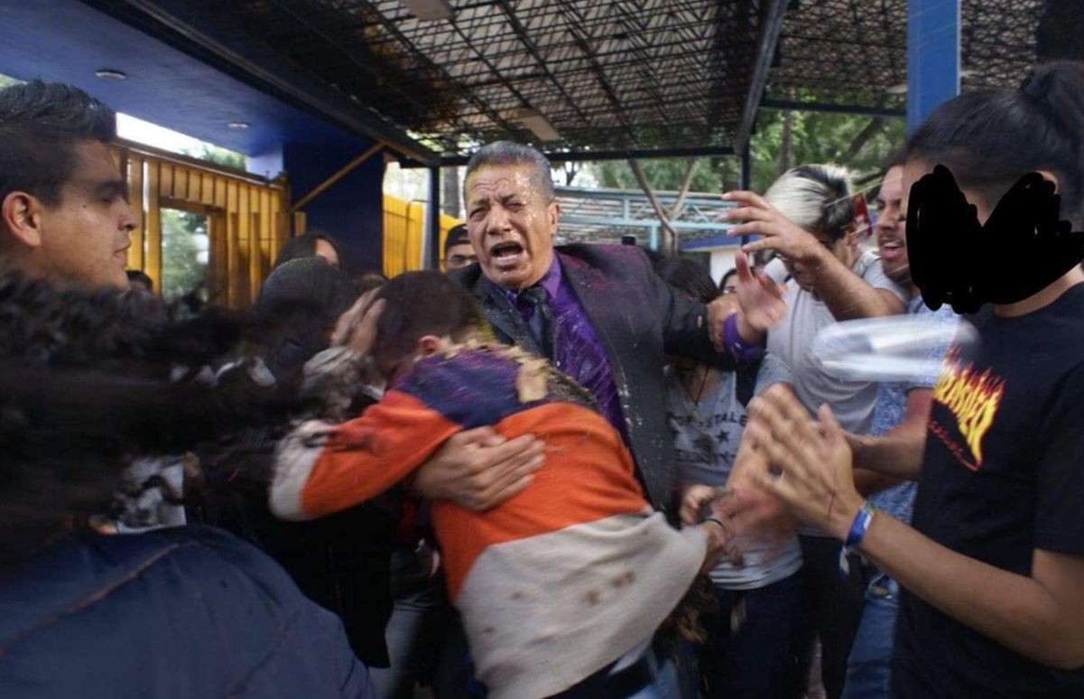 Alumnos del CCH Azcapotzalco expulsan a profesor por presunto acoso