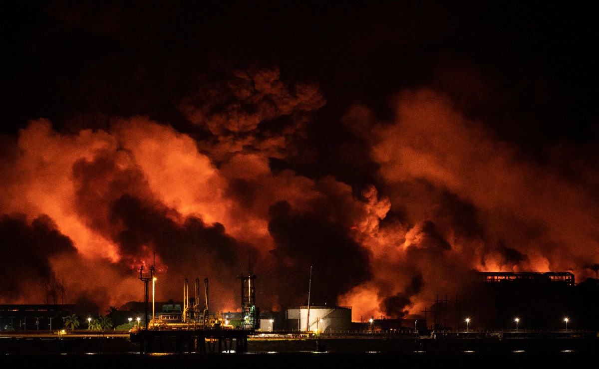 México envía militares para mitigar incendio en Matanzas, Cuba