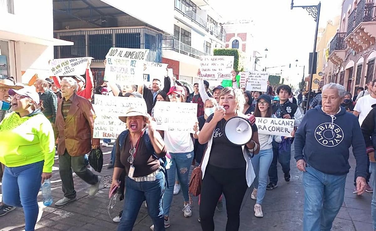 "¡Ni un peso más!": Protestan en León, Guanajuato, por incremento de tarifa y acoso sexual en camiones 