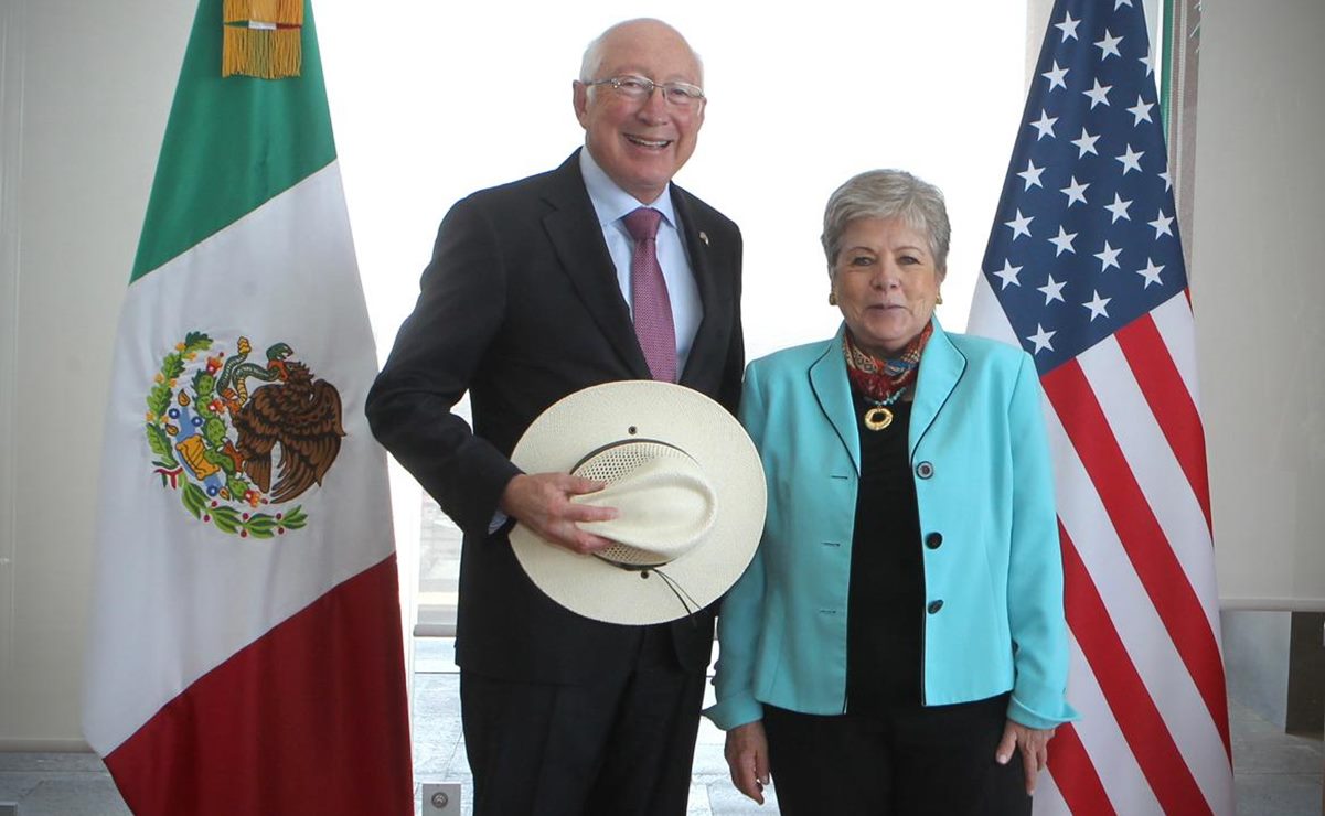 Canciller Alicia Bárcena aborda temas con embajador Ken Salazar como “socios, amigos y vecinos”