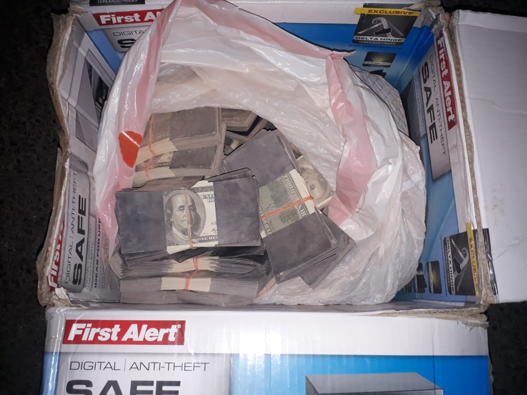 Detienen a hombre que transportaba dólares falsos en Mérida
