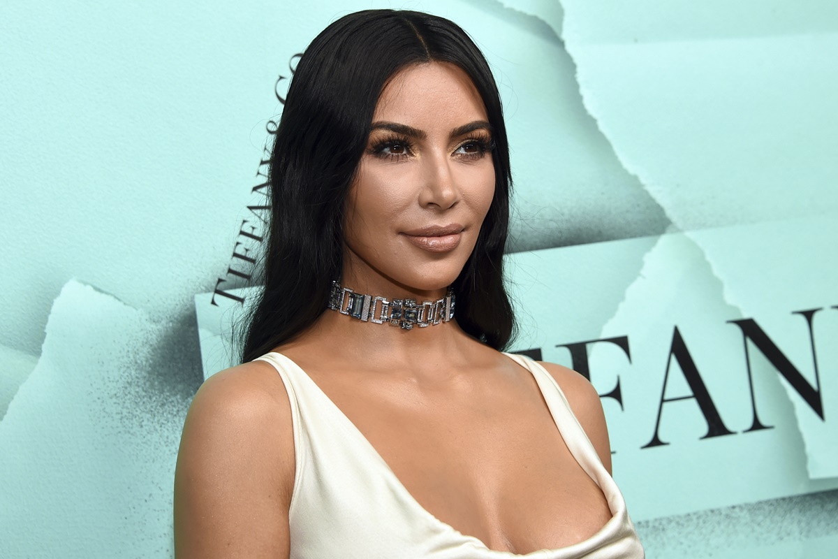 Kim Kardashian se luce idéntica a Dua Lipa con elegante vestido negro con recortes sobre la cadera