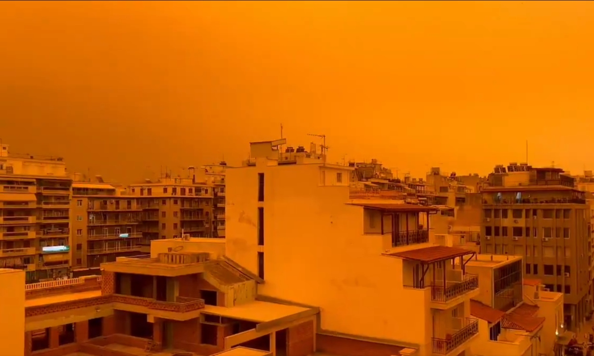 VIDEOS: Polvo del Sahara cubre la ciudad de Atenas y la tiñe de naranja