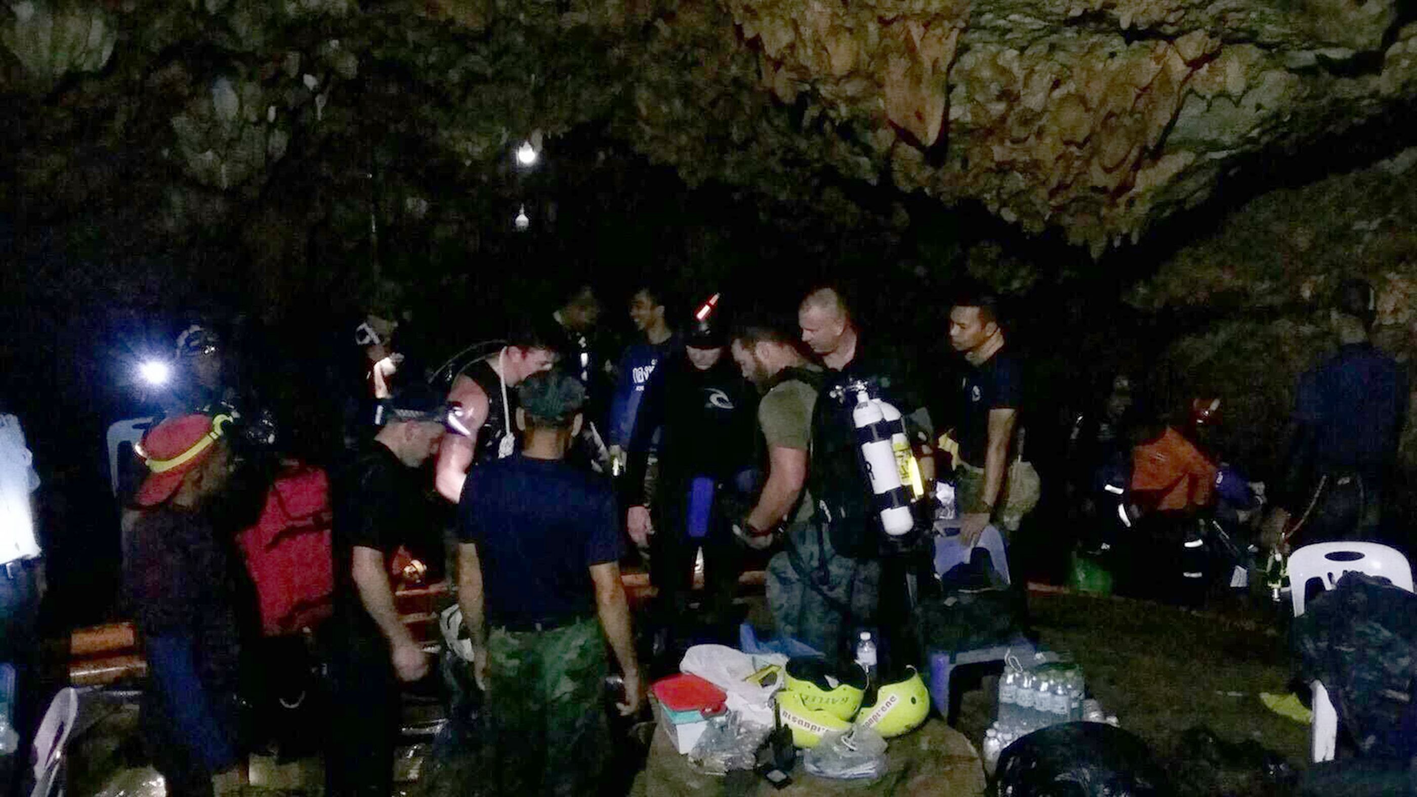 Niños atrapados en cueva de Tailandia no están en condiciones de bucear