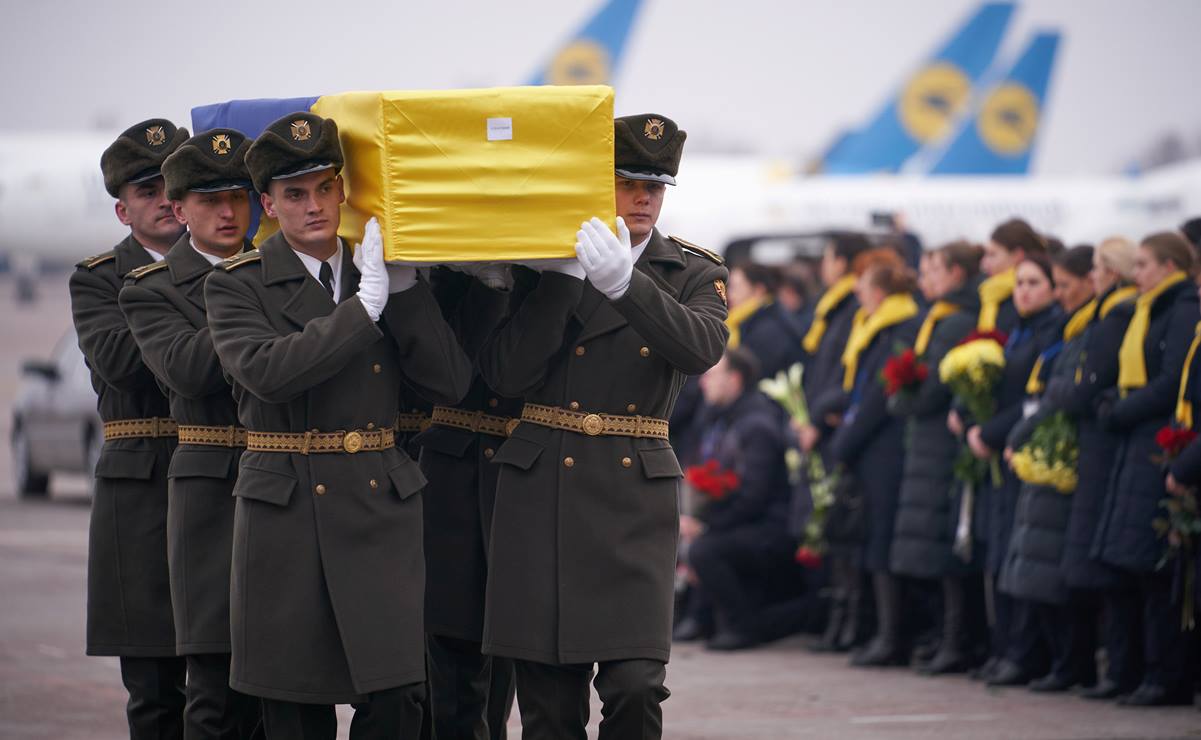 Regresan a su país los cuerpos de ucranianos muertos en accidente de avión en Irán