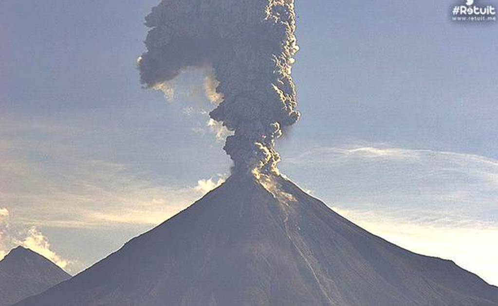 Volcán de Colima emite exhalación de más de 3 km con ceniza