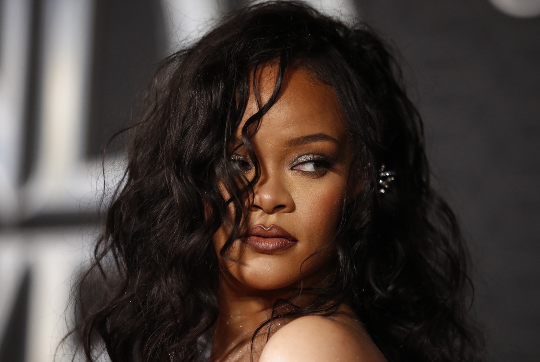 Rihanna deslumbra con vestido de lentejuelas en la premiere de "Wakanda Forever"