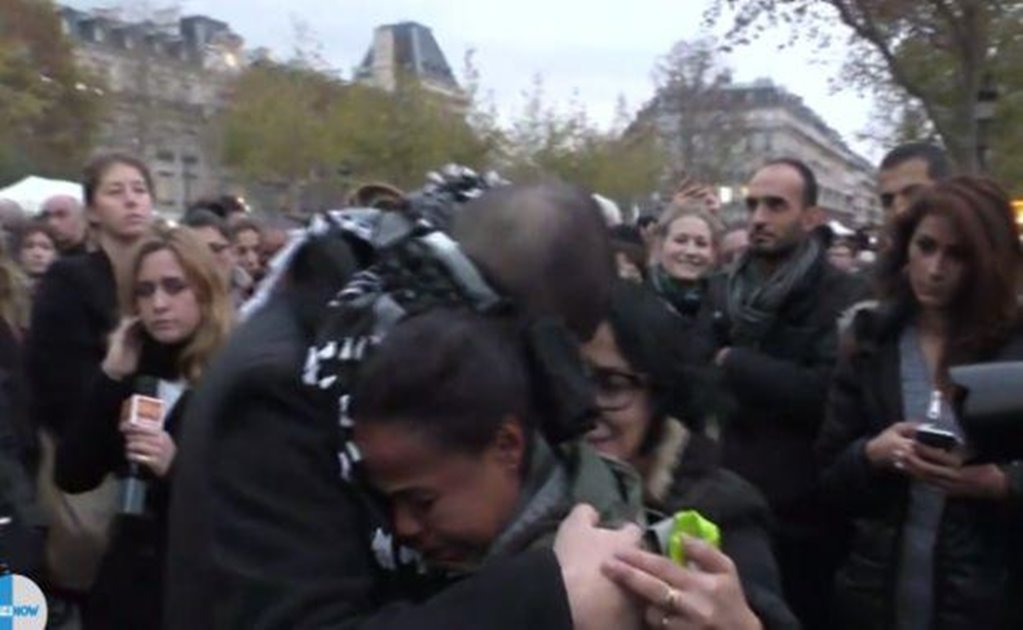 Musulmán pide abrazos en plaza de París