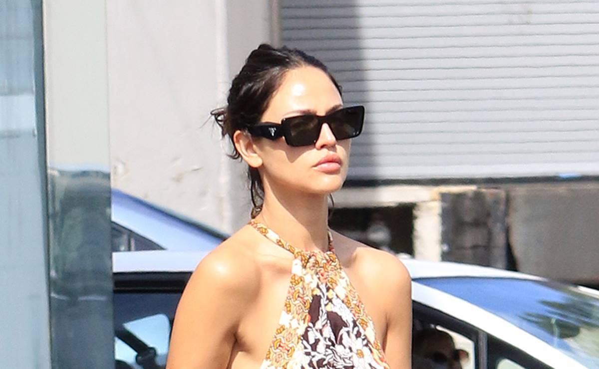 Eiza González arrasa con vestido primaveral estilo braless en LA