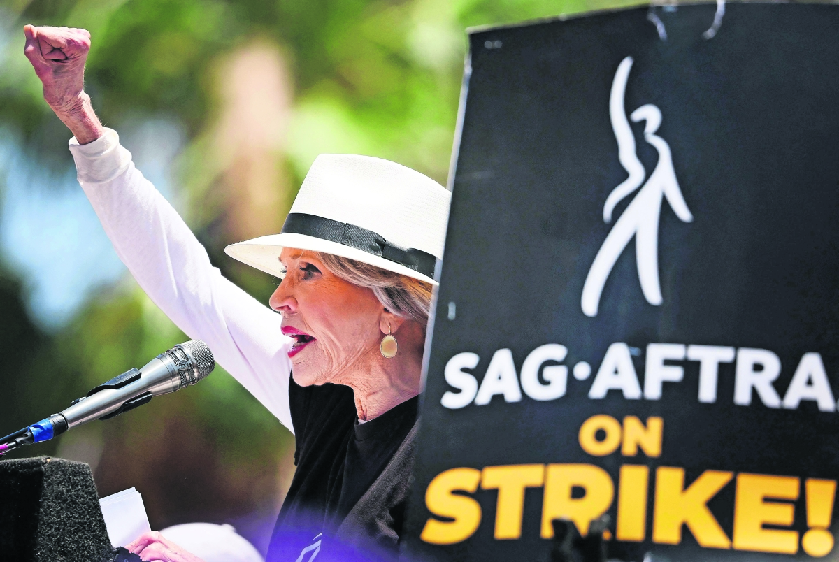 Jane Fonda apoya huelga y muestra debilidad