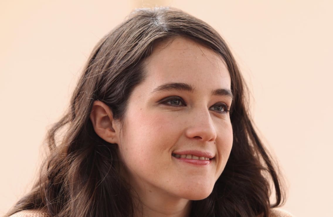 Ximena Sariñana luce cautivadora en un corsé de aberturas y listones rosas