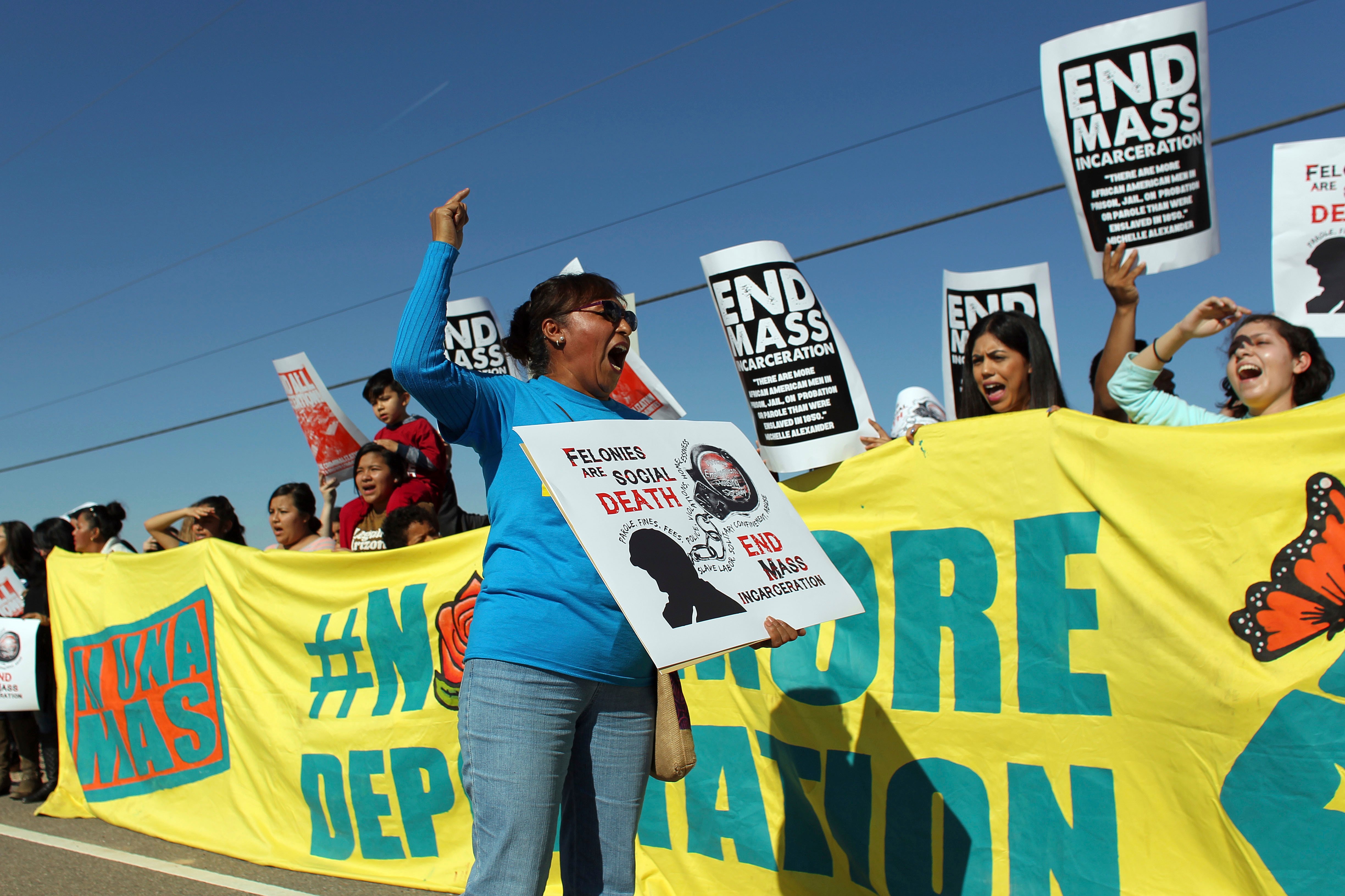 Texas recortará fondos a universidades que protejan a migrantes