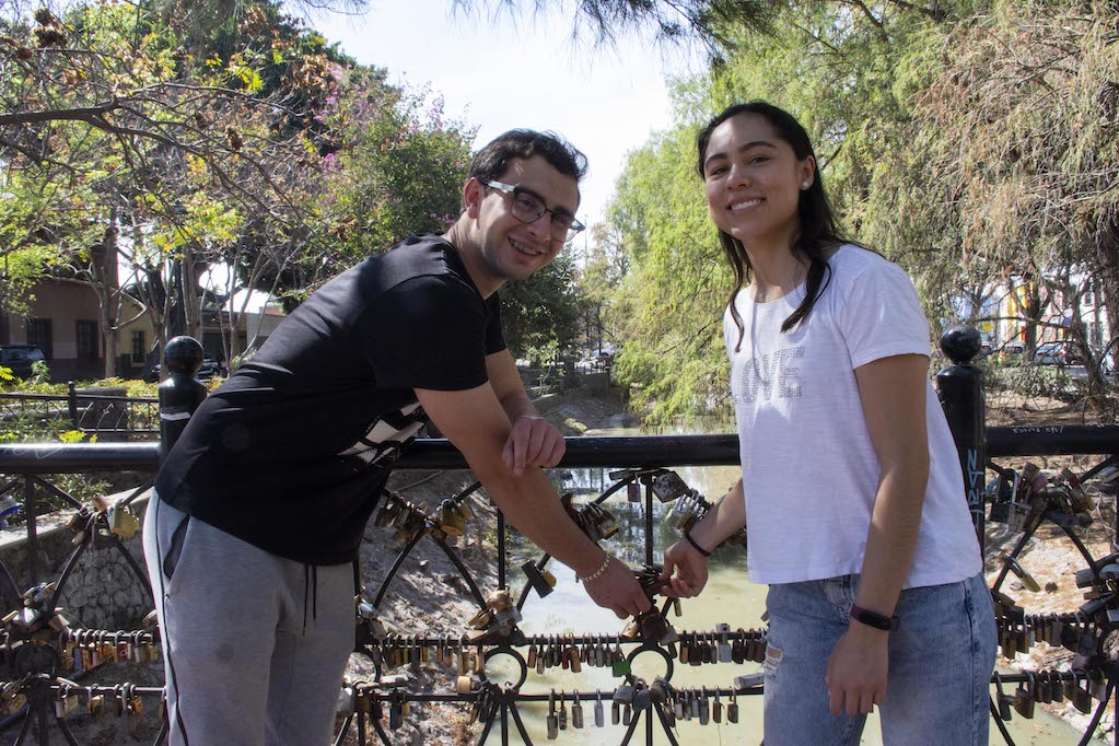 Parejas sellan su amor con un candado en Querétaro 