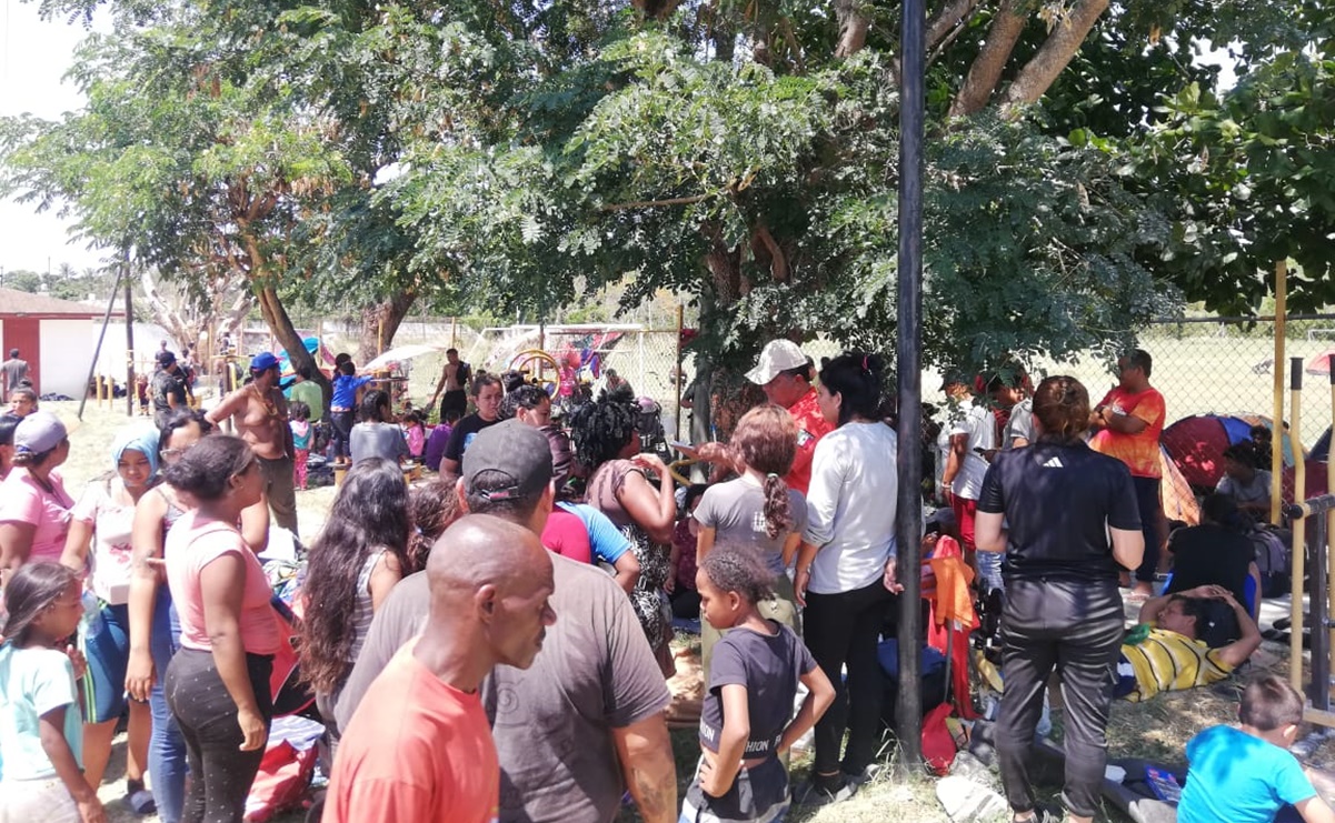 Caravana migrante llegan por sorpresa a Oaxaca; descansan en Matías Romero