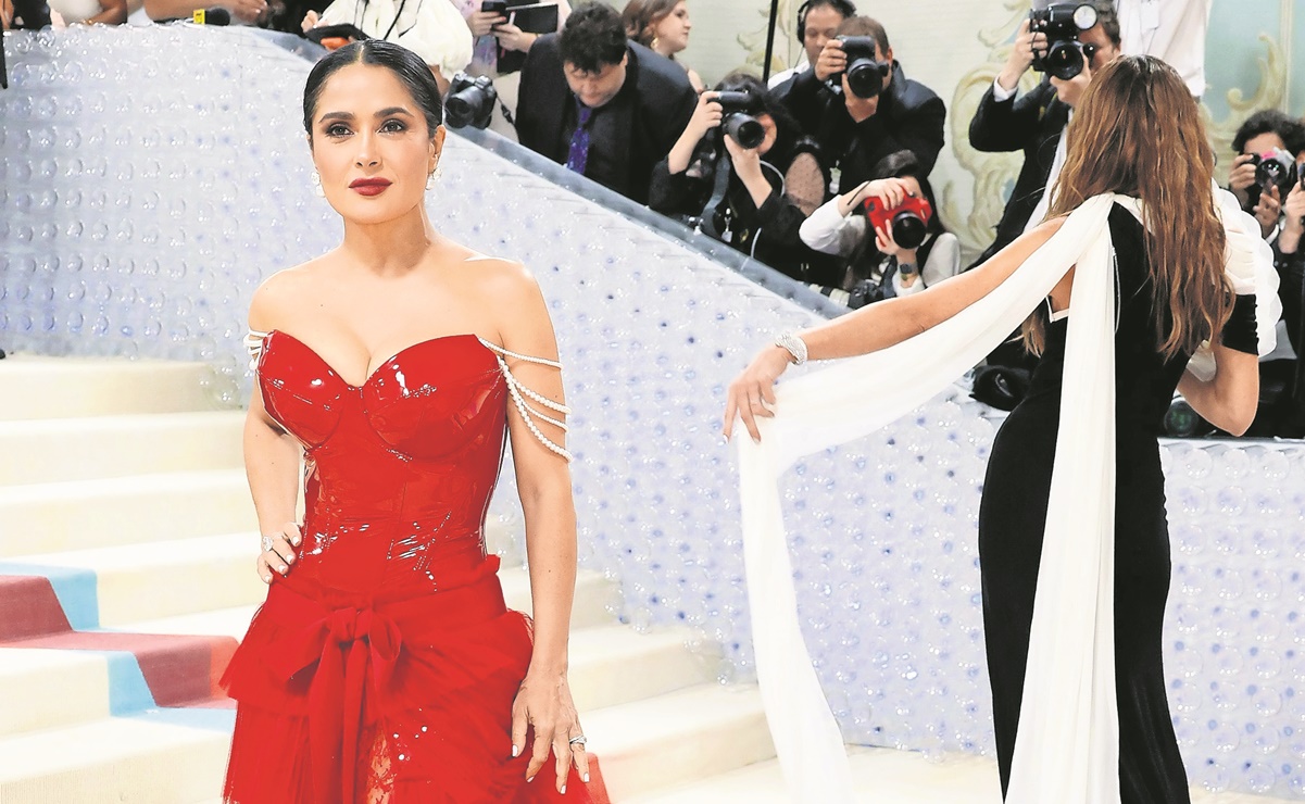 Salma Hayek, Karl Lagerfeld y su gatita Choupette dejan huella en la Met Gala
