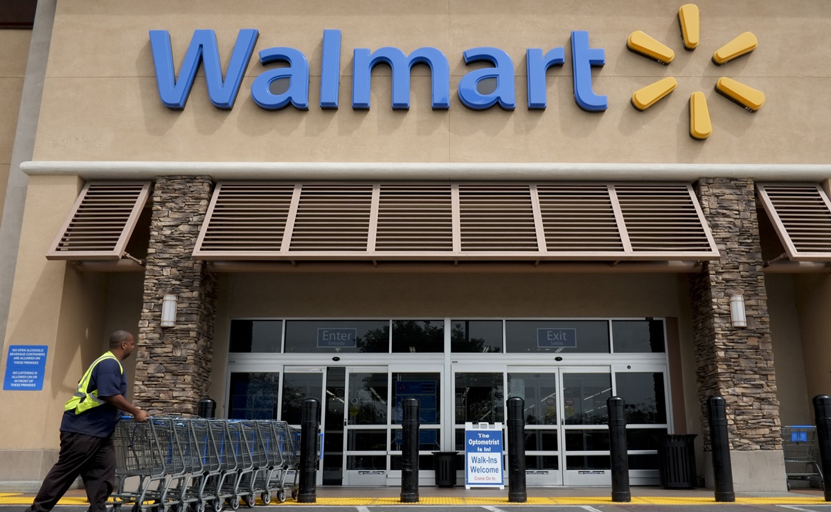 Hombre estafa con miles a cajeros de Walmart en Texas con 'truco de magia'