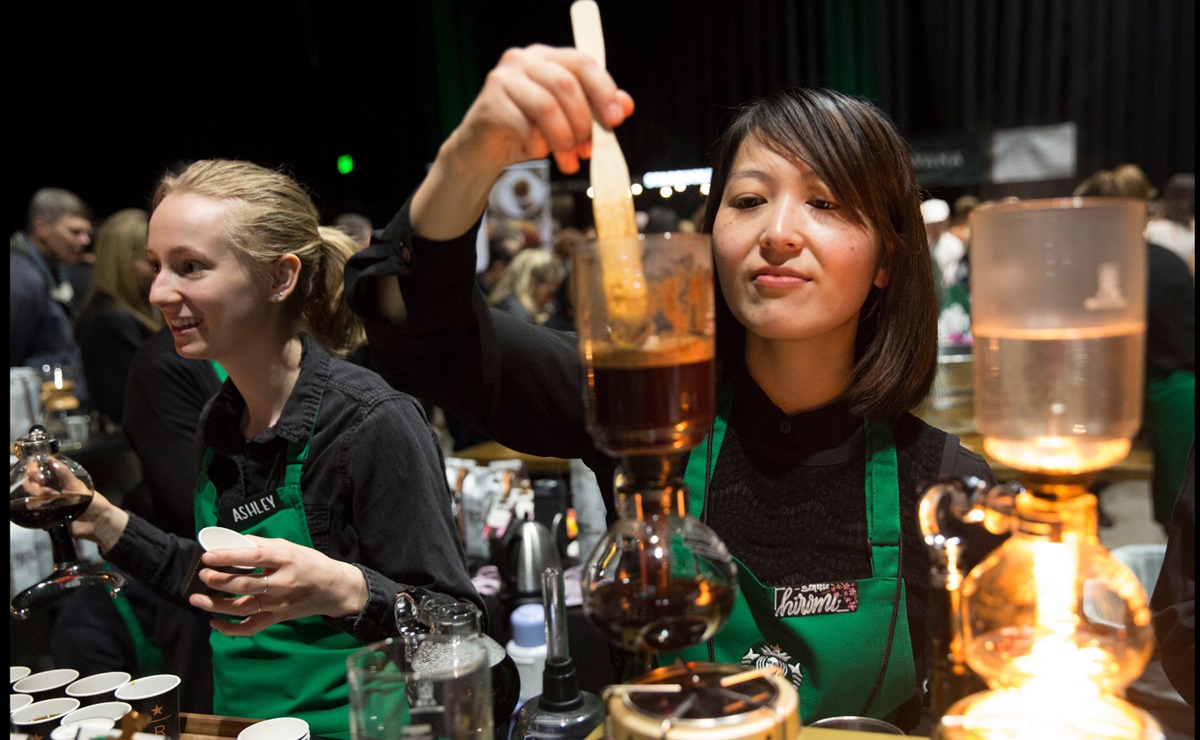 Starbucks aumentará salarios de baristas en 10% en EU