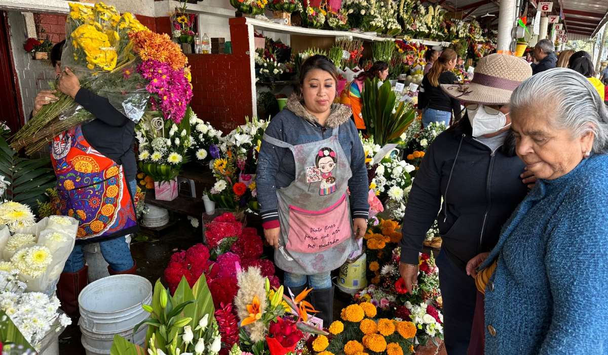 Despliegan 2 mil policías en panteones de Toluca para resguardar a los visitantes