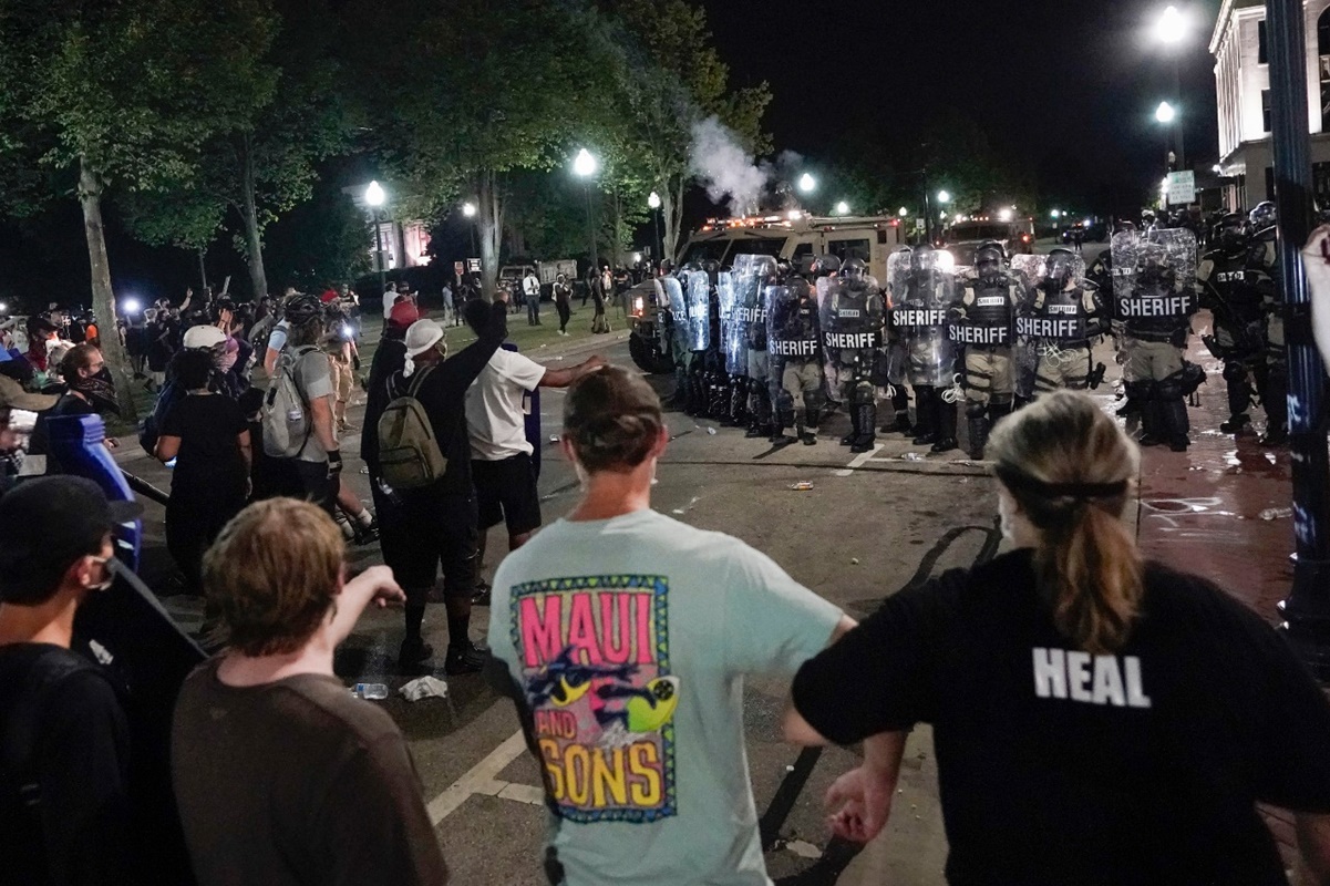 Segunda noche de protestas en Wisconsin por agresión contra afroamericano