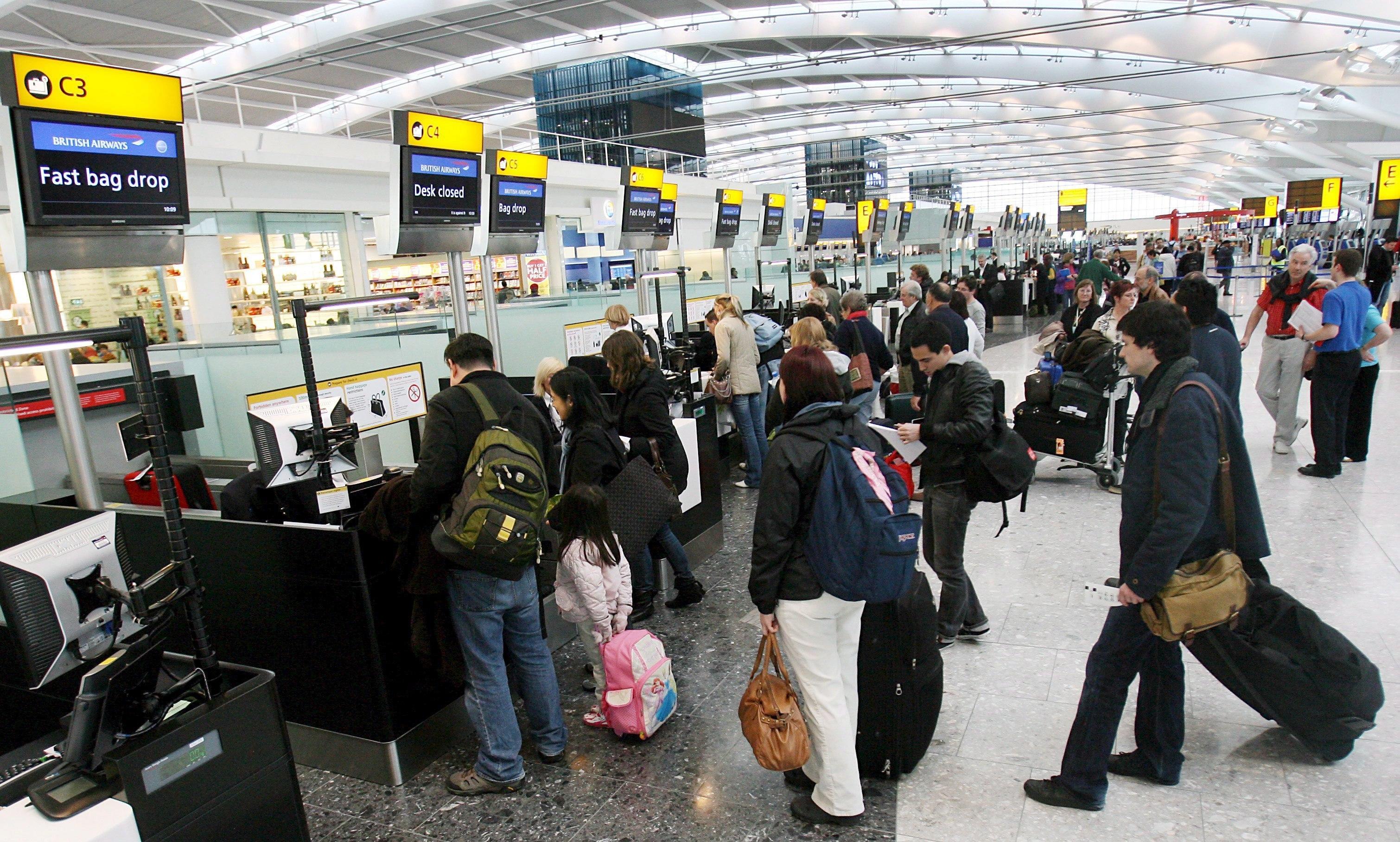 Entra en vigor el veto de EU y RU a dispositivos electrónicos en vuelos