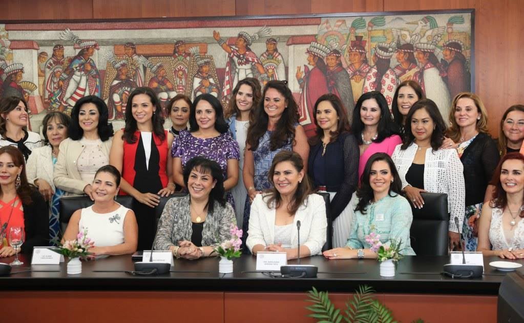 Dialogan senadoras con el grupo “Encuentro Mujeres y un Personaje”