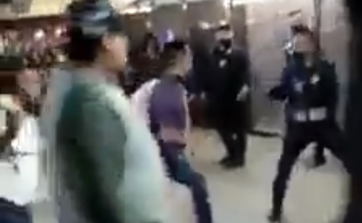 Captan mega pelea campal entre usuarios y policías en Metro Pantitlán