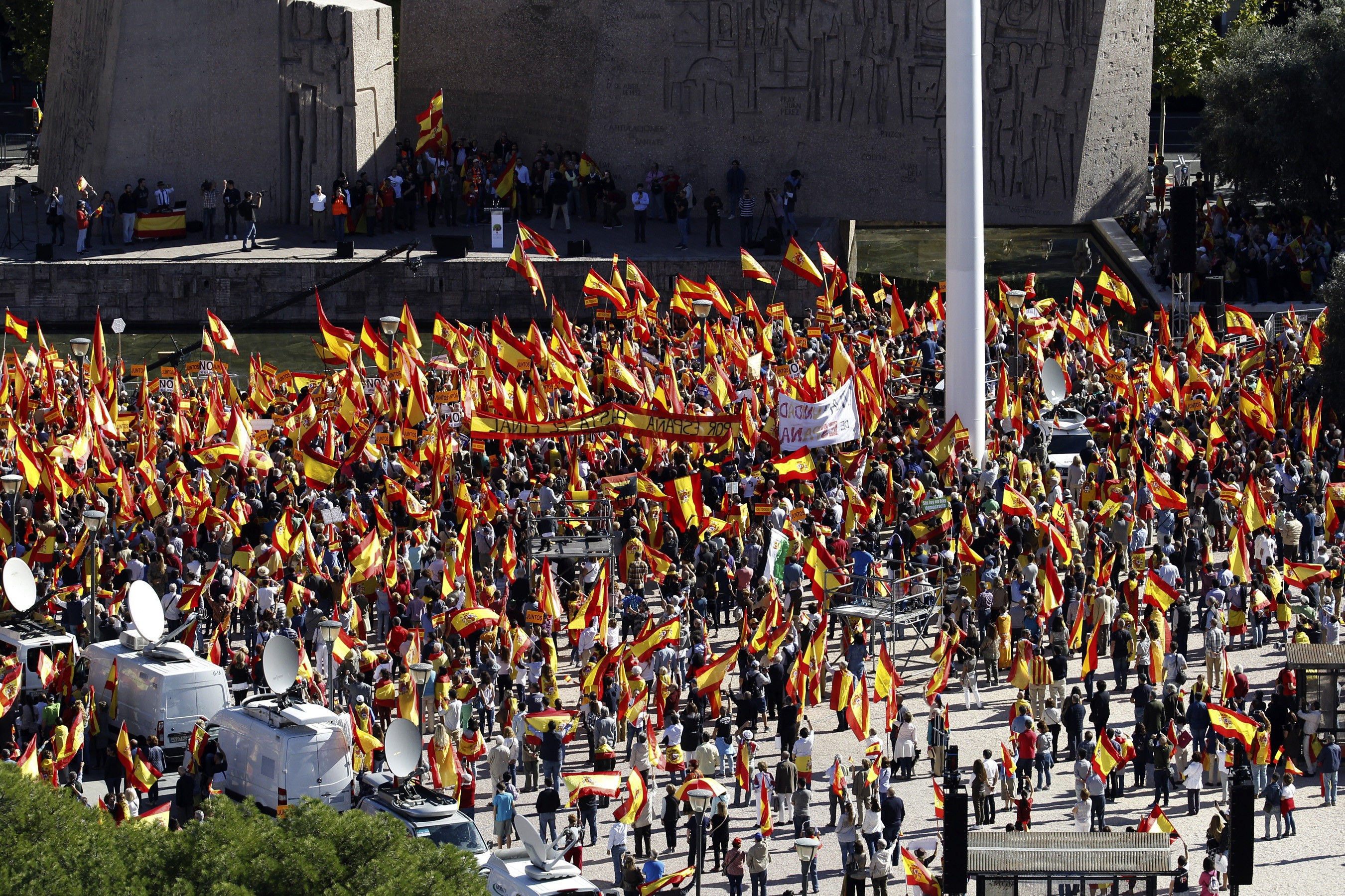 Miles de personas protestan en Madrid contra la independencia de Cataluña