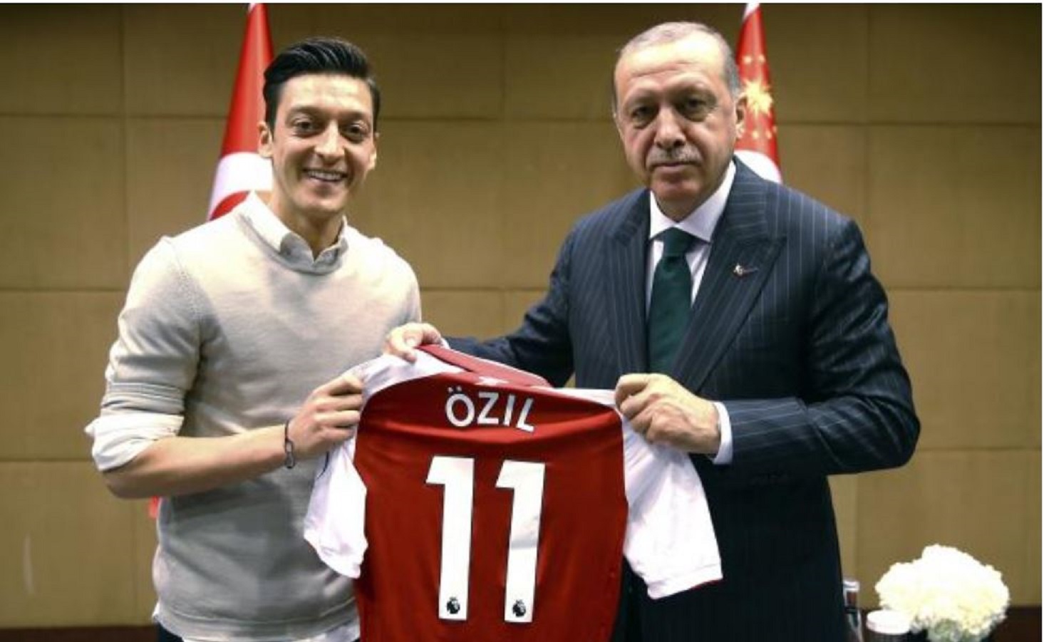 Presidente turco reprueba los actos racistas en contra de Özil
